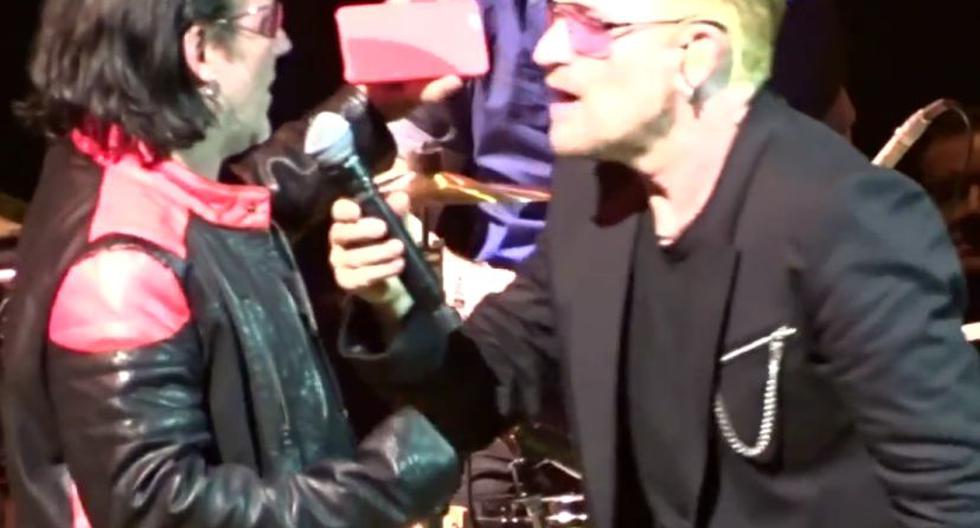 Bono y su imitador sobre el escenario. (Foto: Captura YouTube)