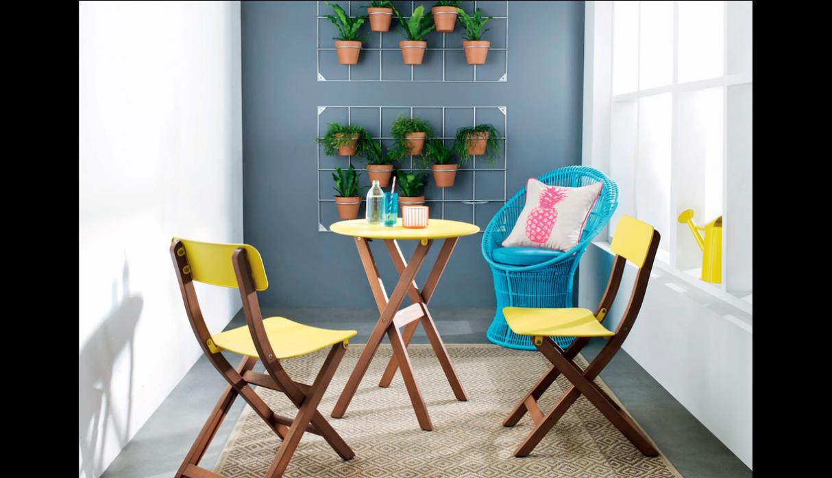 Combina colores vibrantes y que hagan contraste con el mobiliario. En esta terraza se mezcló turquesa y amarillo en la butaca y las sillas. Otra opción es fusionar detalles verde agua con magenta, o rosa con acentos de malva. (Foto de Freedom)