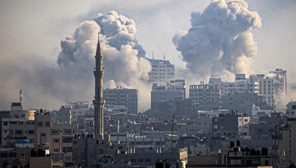 Columnas de humo se elevan durante los ataques aéreos de Israel en la ciudad de Gaza el 12 de octubre de 2023. (Foto de IBRAHIM HAMS / AFP).