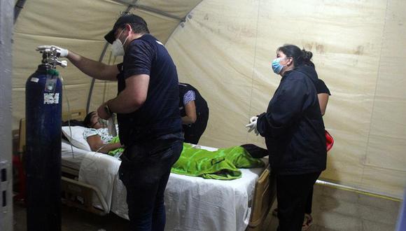 Fotografía fechada el 13 de julio de 2020 que muestra la asistencia a un enfermo de coronavirus por el grupo de voluntarios conocido como "Ángeles contra el COVID" en Santa Cruz (Bolivia). (EFE/Juan Carlos Torrejón).