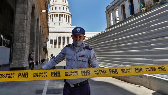 Un policía impide el paso en las zonas aledañas al Capitolio de La Habana, Cuba, como medida ante las protestas antigubernamentales de los últimos días, el martes 13 de julio del 2021. (EFE/Yander Zamora).