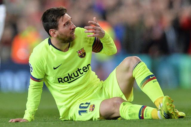 Barcelona vs Manchester United: Messi sangró en Old Trafford por este golpe de Smalling en la Champions League. (Foto: EFE)