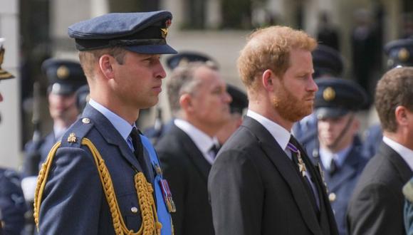 El príncipe Guillermo y el príncipe Harry caminan detrás del ataúd de la reina Isabel II mientras es arrastrado por un carruaje de armas por las calles de Londres después de su funeral en la Abadía de Westminster.
