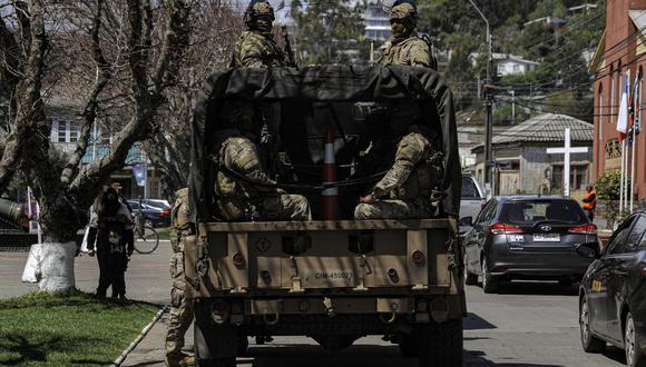 Soldados patrullan en Arauco, en la región de La Araucanía, en el sur de Chile, el jueves 14 de octubre de 2021. (AP Foto/Jose Luis Saavedra).