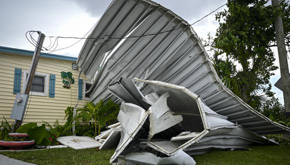 Se ven pedazos de cerca derribados por el viento desmoronados en un patio. (Foto: Miguel J. Rodríguez Carrillo / AFP)