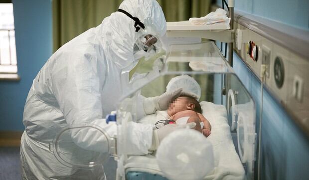 En Reino Unidos, un recién nacido se contagió de coronavirus y los médicos no saben si contrajo la enfermedad durante el parto o cuando estaba en el vientre de su madre. (Foto: Reuters)