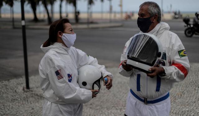 Coronavirus en Brasil: Pareja de adultos mayores viste como astronauta para  pasear seguros en Río de Janeiro, FOTOS, COVID-19 nndc, MUNDO