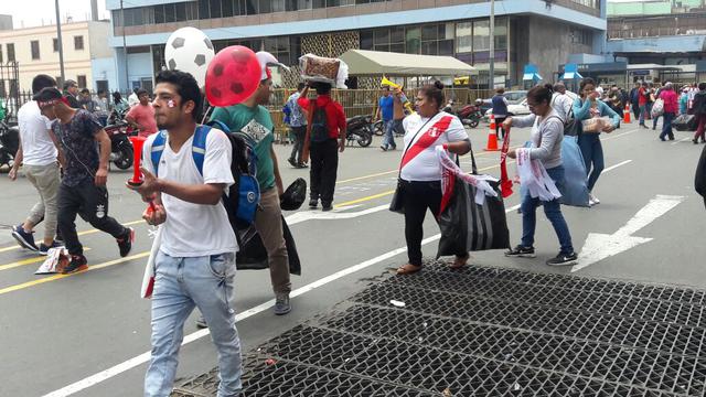 Perú vs Argentina: calles de rojo y blanco a pocas horas del partido. (Foto: Oscar Paz)