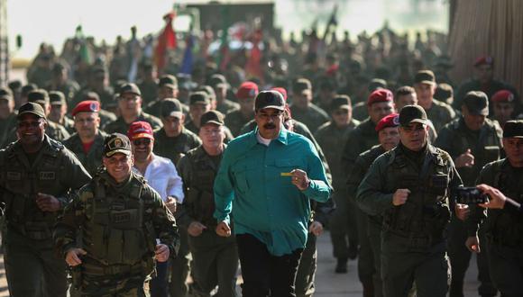 Venezuela | Nicolás Maduro recibe respaldo de sus militares y corre junto a ellos | VIDEO. (AFP)