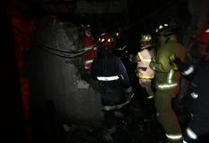 Cercado de Lima: rescatan a bombero tras derrumbe de casona incendiada