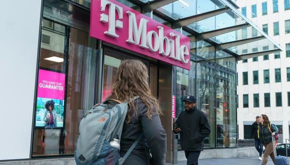T-Mobile asegura que números de cuentas bancarias o contraseñas no formaron parte de los datos hackeados.