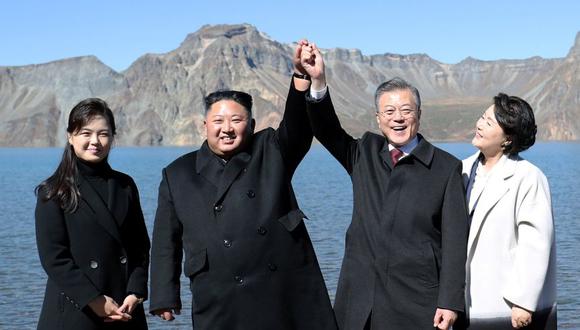 Moon Jae-in (I) y Kim Jong-un (D) muestran su unidad en la montaña sagrada de los coreanos. (Foto: Reuters)