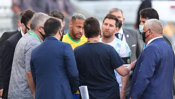 Neymar de Brasil y Lionel Messi de Argentina hablan con funcionarios de salud brasileños que interrumpieron un partido de las eliminatorias sudamericanas en Sao Paulo. (EFE / Sebastiao Moreira).
