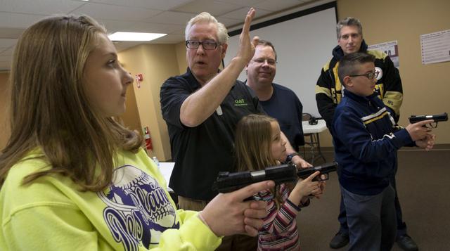 EE.UU.: Niños son instruidos en el uso correcto de las armas - 1