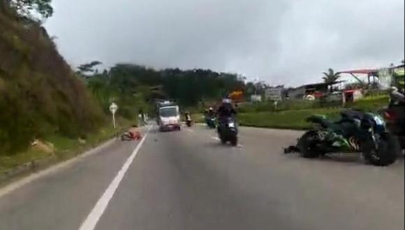 La imprudencia del motociclista quedó grabada en un video. (Captura de video).