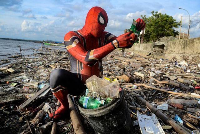 Un hombre disfrazado de Spider-man ha hecho suya la misión de limpiar Indonesia de basuras. (Reuters)