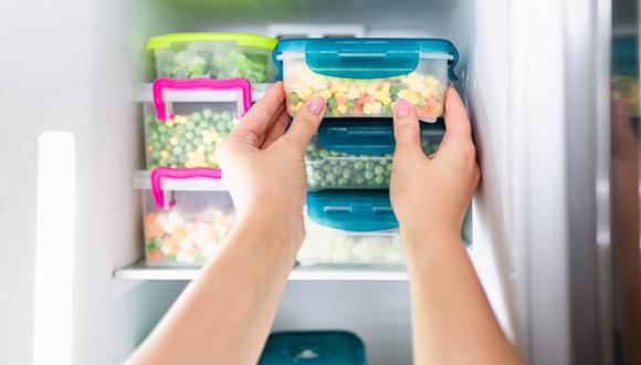 Lo ideal es congelar las frutas, verduras y carnes, en tapers de plástico. (Foto: Shutterstock)