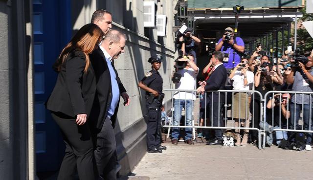 La llegada de Harvey Weinstein a la comisaría de Nueva York [FOTOS]