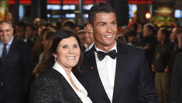 Cristiano Ronaldo al lado de su madre. (Foto: AFP)