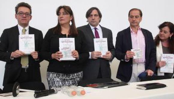 Alejandro Valencia, left, Angela Buitrago, second left, Francisco Cox, center, Carlos Beritain, second right, and Claudia Paz, of the international experts group hold copies of their final report in the disappearance of 43 students, in Mexico City, Sunda