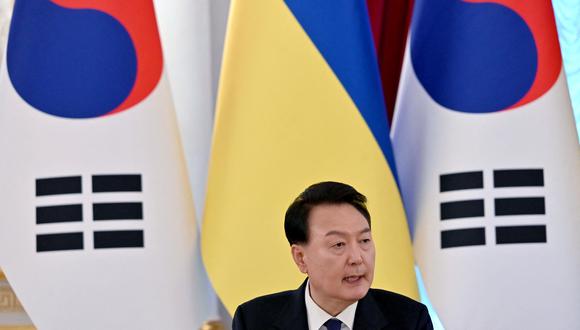 El presidente de Corea del Sur, Yoon Suk Yeol, hace una declaración después de sus conversaciones con su homólogo ucraniano en Kiev. (Foto: Sergei SUPINSKY / AFP)