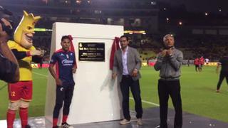 Raúl Ruidíaz recibió placa honorífica en el estadio Morelos
