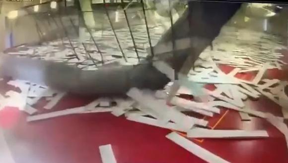 El techo de un gimnasio escolar se derrumbó durante el terremoto en Taiwán mientras los niños hacían deporte. (Captura de video).