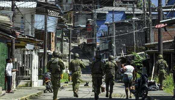 Elementos de la Armada de Colombia patrullan una calle en Buenaventura, Colombia.  (Foto: JOAQUIN SARMIENTO / AFP)