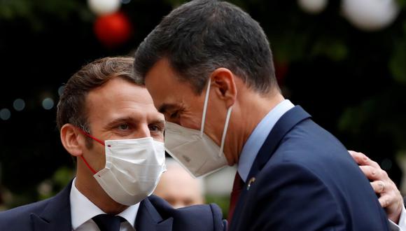 Emmanuel Macron dándole la bienvenida a Pedro Sánchez en París. (Foto: Reuters)