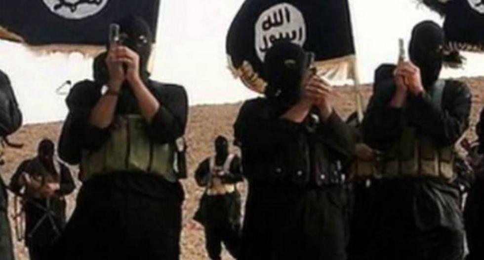 Miembros del Estado Islámico apuñalaron y crucificaron a un presunto espía. (Foto: Captura YouTube)
