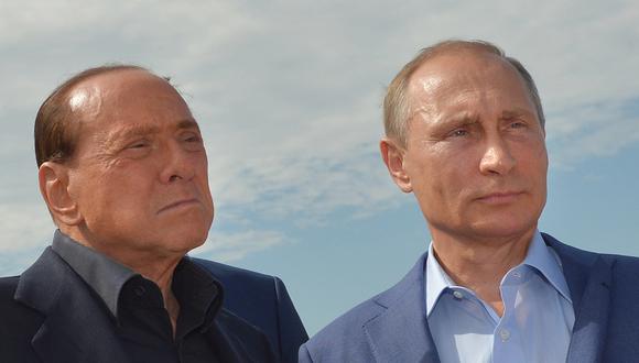 El presidente ruso Vladimir Putin (derecha) y el ex primer ministro italiano Silvio Berlusconi. (Foto de ALEXEI DRUZHININ / RIA NOVOSTI / AFP )