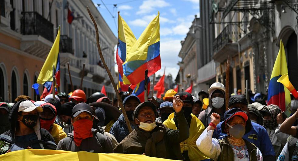 Los manifestantes gritan consignas mientras marchan en Quito, Ecuador, el 29 de junio de 2022. (MARTIN BERNETTI / AFP).