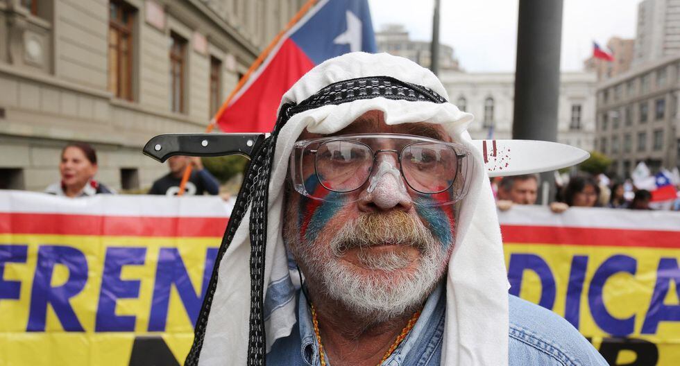 Entre los cientos de congregados se pudieron ver banderas de la Confederación Nacional de los Trabajadores de la Salud (Confenats), del Sindicato de Profesionales y Técnicos de Aguas Andinas (SPT) o de "No+AFP", contrarios al sistema actual de pensiones. (EFE/Elvis González).