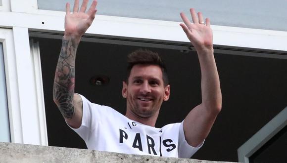 Lionel Messi saluda desde el balcón del Hotel Royal Monceau en París, Francia. (Foto: Reuters/ Yves Herman)