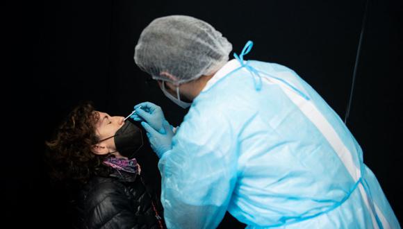 Un trabajador sanitario hace una prueba de coronavirus a una persona en Barcelona, España, el 20 de mayo de 2021. (Josep LAGO / AFP).
