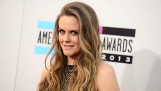 Alicia Silverstone crea polémica con clases de maternidad