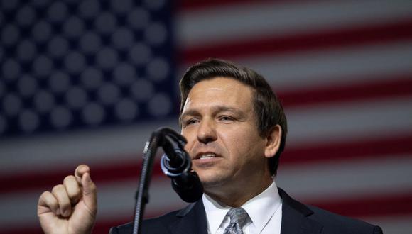 Ron DeSantis habla durante un mitin con el presidente estadounidense Donald Trump en el Florida State Fairgrounds Expo Hall en Tampa, el 31 de julio de 2018. (SAUL LOEB / AFP).