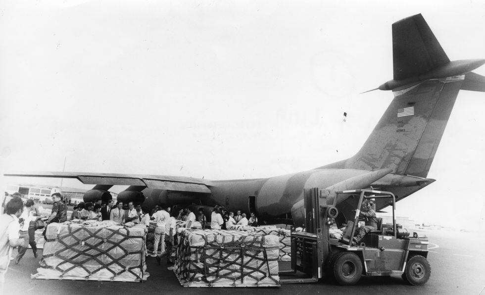 Un avión aterriza en el aeropuerto Jorge Chávez con donaciones procedentes de Estados Unidos, para combatir la epidemia del cólera, en 1991. (FOTO: GERARDO SAMANAMUD/ EL COMERCIO).