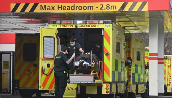 Trabajadores de ambulancia fuera del hospital St Thomas en Londres, Reino Unido, 30 de diciembre de 2020. Los casos de coronavirus continúan aumentando en Inglaterra y las admisiones hospitalarias alcanzan nuevos máximos. En Inglaterra se tratan más pacientes con Covid que durante la primera ola de abril. (Foto: EFE / EPA / FACUNDO ARRIZABALAGA).