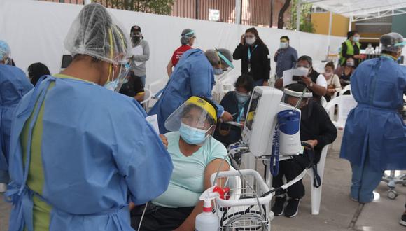 Gobernador pide a los arequipeños completar sus dos dosis para que estén completamente protegidos contra el virus. | Foto: Eduardo Barreda