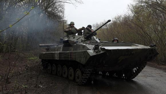Soldados ucranianos avanzan en un vehículo blindado de transporte de personal (APC) cerca de la línea del frente con las tropas rusas, en el distrito de Izyum, región de Kharkiv, el 18 de abril de 2022. (Anatolii Stepanov / AFP).
