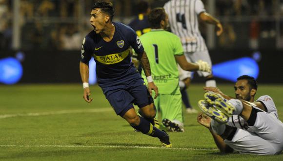 Boca Juniors vs. San Martín: Pavón anotó el 1-0 con este golazo y fue a festejar con Tevez. (Foto: @BocaJrsOficial)