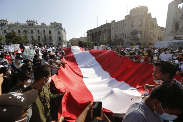 Los manifestantes que llegaron a la Plaza San Martín desplegaron una gran bandera mientras protestaban contra la actual gestión presidencial. (Foto: Violeta Ayasta / GEC)