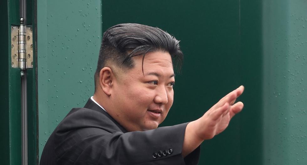 El líder de Corea del Norte, Kim Jong-un, saluda antes de subir a un tren durante una ceremonia de despedida al final de su visita a Rusia. (AFP).