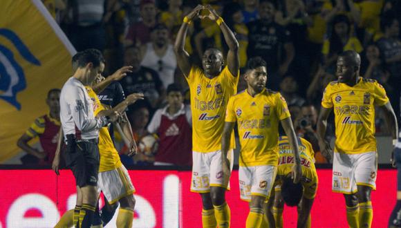 Con un doblete del delantero colombiano Julián Quiñones, Tigres UANL le propinó un doloroso revés de 2-0 a un Pumas UNAM. (Foto: AFP)