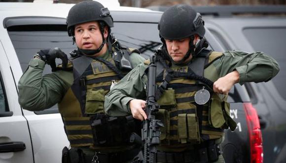 Decenas de agentes policiales fueron desplegados ante el ataque contra el supermercado. (Foto: AFP, via BBC Mundo)