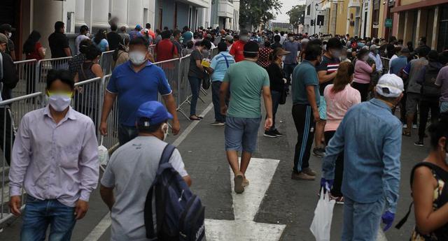 Coronavirus en Perú: Personas formaron largas colas en centro histórico de Trujillo para ingresar a bancos y farmacias. (Cristina Aguilar)
