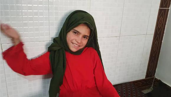 Amina, de 10 años, sonríe ante la noticia de que irá a la escuela por primera vez.