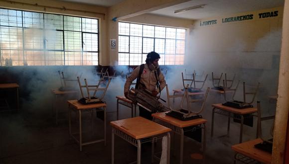 Diresa realizó la fumigación en colegios de Piura y Catacaos ante aumento de casos de dengue. Foto: GEC/referencial