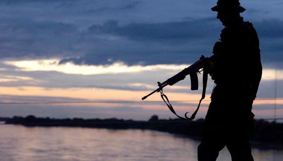 Imagen de archivo. Un soldado hace guardia en las costa del río Arauca, que, hoy por hoy, es una zona de conflicto armado. AP